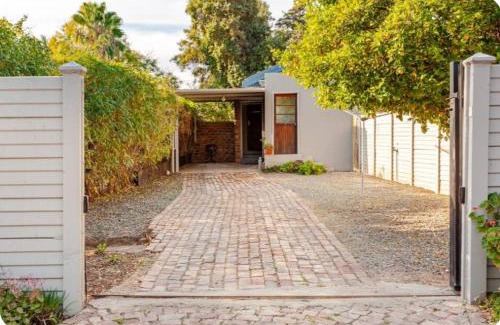 Oudtshoorn Apartment | Self-catering Garden Cottage