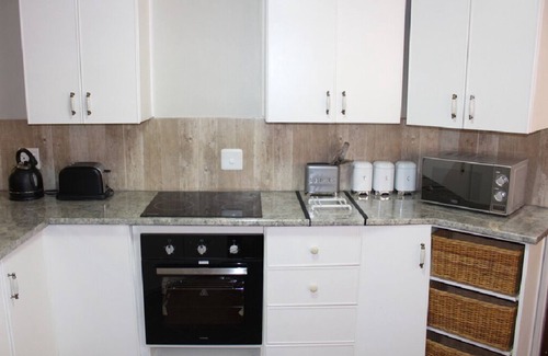 Rome Glen Apartment | Self catering one bedroom apartment with mountain view on wine routes.