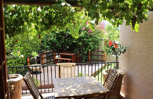 Rome Glen Apartment | Self catering one bedroom apartment with mountain view on wine routes.