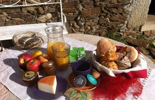 Sabugal e Aldeia de Santo Antonio Cabin | Self catering Palheiros do Castelo for 4 people