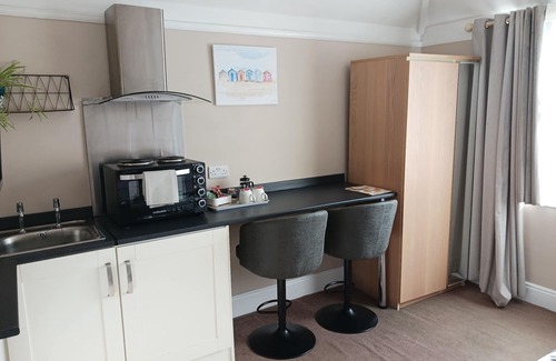 Felpham Apartment | Self-catering studio with king size or Twin beds. Located 10 mins from the beach