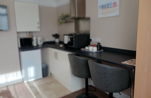 Felpham Apartment | Self-catering studio with king size or Twin beds. Located 10 mins from the beach