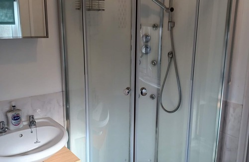 Felpham Apartment | Self-catering studio with king size or Twin beds. Located 10 mins from the beach