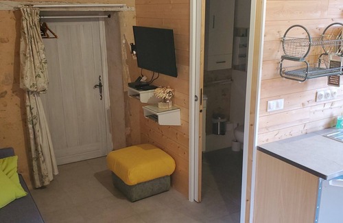 Chemire-en-Charnie House | Self-contained cottage in the countryside, sleeps 4, pond, games, bikes, wifi.