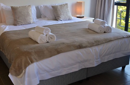 Stellenbosch Villa | Self contained 4 bedroom luxury accommodation with pool set in Villa Honeysuckl