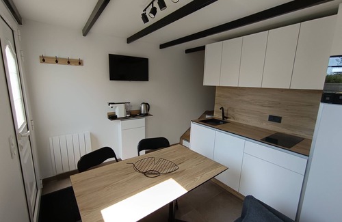 Mouroux Apartment | Self-contained accommodation with outdoor area near various parks