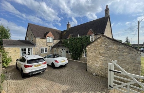 Lavendon House | Self-Contained Annex Peaceful Village Setting with Fields Behind. Pet friendly!