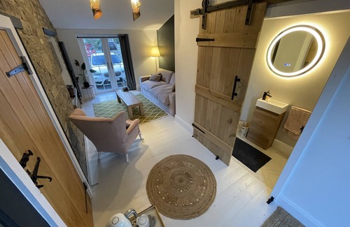 Lavendon House | Self-Contained Annex Peaceful Village Setting with Fields Behind. Pet friendly!