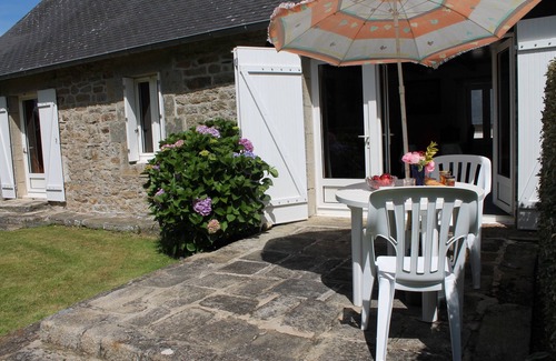 Plonevez-Porzay Apartment | Self-contained apartment in former farmhouse converted into gîtes