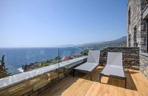 Lefktron Apartment | Selini Penthouse Suite