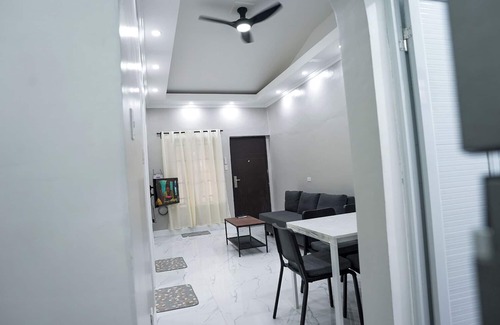 Las Pinas House | Semi-detached newly renovated home in a friendly neighborhood