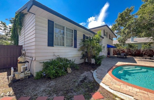 Seminole House | Seminole Pool House | Mins to the Beach