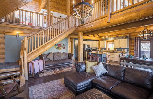Moab South Valley Cabin | SENDERO- 10 min from Moab. Sleeps 17! Tons of parking. Hot tub. Huge yard