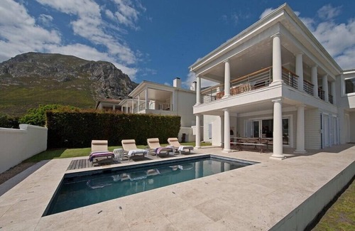 Voelklip Villa | Sensational Beach House in Hermanus- No Loadshedding as Inverter installed