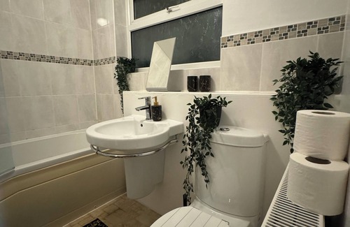 Gravesend House | Serene 2-bedroom house with WiFi in charming Gravesend Kent
