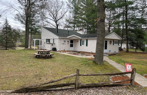 Gladwin Cottage | Serene 3-bedroom cottage with WiFi on Secord Lake in Gladwin