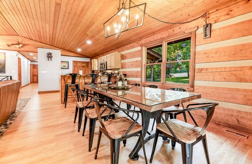 Kodak Cabin | Serene cabin with pool, hot tub, game room, fireplace, & free attraction tickets