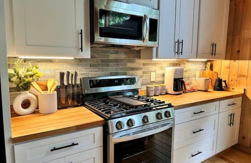 Tate Cabin | Serene Chalet Surrounded by Trees with Hot Tub & Resort Amenitiesn