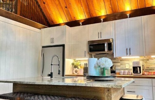 Tate Cabin | Serene Chalet Surrounded by Trees with Hot Tub & Resort Amenitiesn