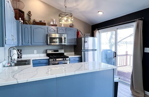 Peoria Heights Cottage | Serene & Cozy Waterfront Home with Breathtaking Sunset Views, Pet Friendly!