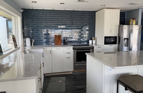 Kingsland Cottage | Serene custom home on an expansive 290’ of majestic Lake LBJ shoreline.