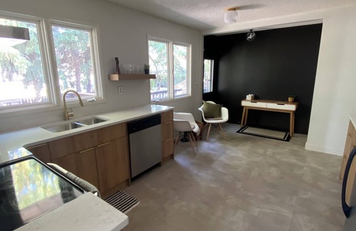 Red Deer House | Serene Family Home Close to Everything - 4Bed 3Bath with Games Room & Gym Space