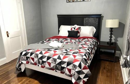 Montgomery House | Serene Getaway with Fast Wi-Fi Deck Fire Pit Roku