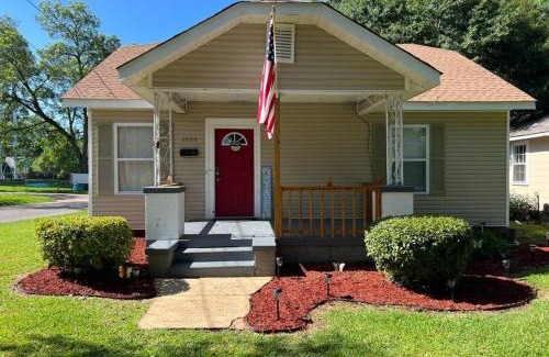 Montgomery House | Serene Getaway with Fast Wi-Fi Deck Fire Pit Roku