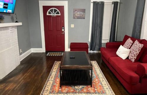 Montgomery House | Serene Getaway with Fast Wi-Fi Deck Fire Pit Roku