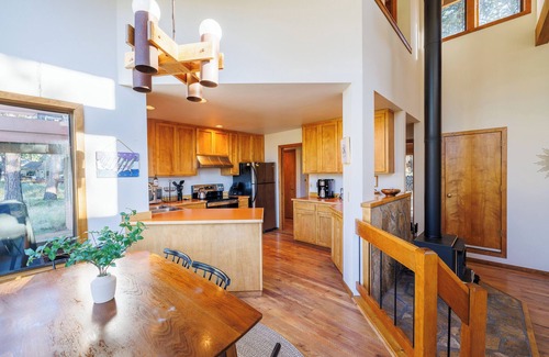 Black Butte Ranch House | Serene Home on Glaze Meadow - Black Butte Views - Hot Tub - Air Conditioning