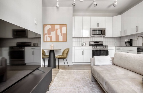 The Loop Apartment | Serene Loop 1BR w/Gym, Roof & Lounge, same block as L, by Blueground
