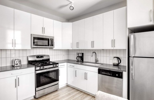 The Loop Apartment | Serene Loop 1BR w/Gym, Roof & Lounge, same block as L, by Blueground