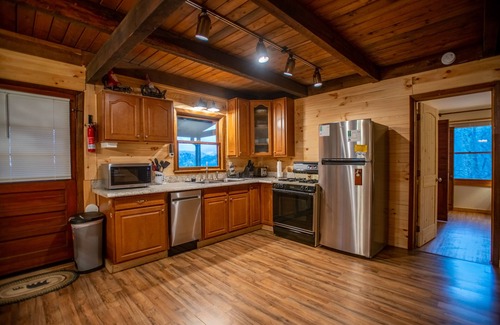 Wolf Laurel Cabin | Serene Mtn cabin, views, hot tub, skiing, hiking, close to Asheville