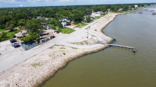 Bacliff House | Serene Oasis Steps from the Bay