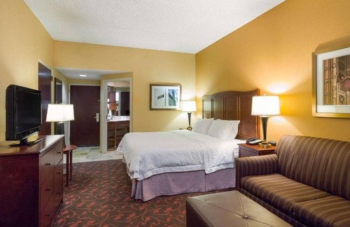 Carlisle Hotel | Serene Room with In-Room Movies and Breakfast – Near Carlisle Fairground