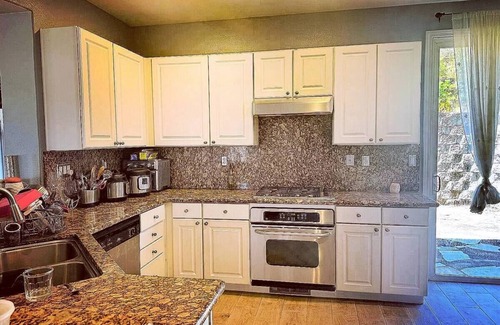 Bayshore Heights House | Serene Two-Bedroom Stay Near the Pacific