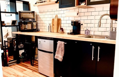 Madison Apartment | Serene Wooded Guesthouse with Private Deck