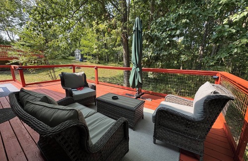 Madison Apartment | Serene Wooded Guesthouse with Private Deck