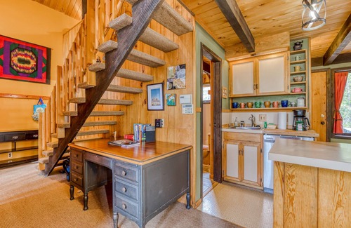 Government Camp Cabin | Serene Wooded Retreat W/Free WiFi, Large Deck & Spacious Loft - Skiing Nearby