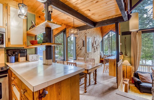 Government Camp Cabin | Serene Wooded Retreat W/Free WiFi, Large Deck & Spacious Loft - Skiing Nearby
