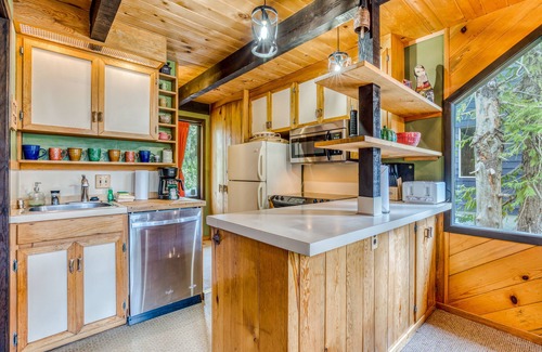Government Camp Cabin | Serene Wooded Retreat W/Free WiFi, Large Deck & Spacious Loft - Skiing Nearby