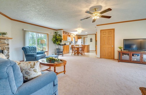 Zanesville Apartment | Serene Zanesville Getaway: Hot Tub, 2 Decks!