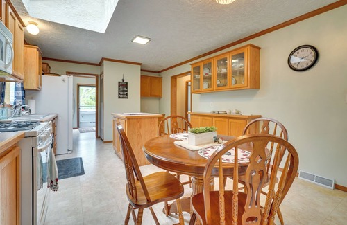 Zanesville Apartment | Serene Zanesville Getaway: Hot Tub, 2 Decks!