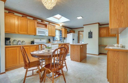 Zanesville Apartment | Serene Zanesville Getaway: Hot Tub, 2 Decks!