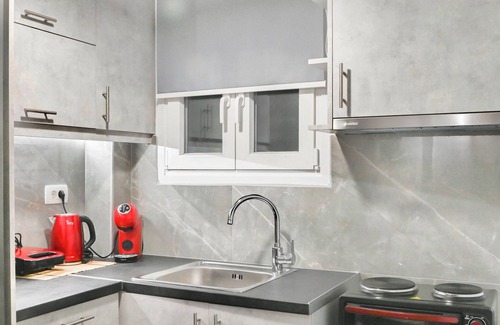 Kamari Apartment | Serenite 2 Bd Santorini Getaway with Sea View