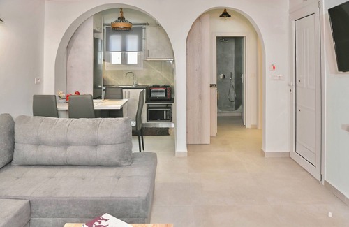 Kamari Apartment | Serenite 2 Bd Santorini Getaway with Sea View