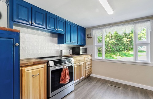 Lake Geneva House | Serenity Awaits ! Private Country Estate on 10 acres. Large groups welcome!