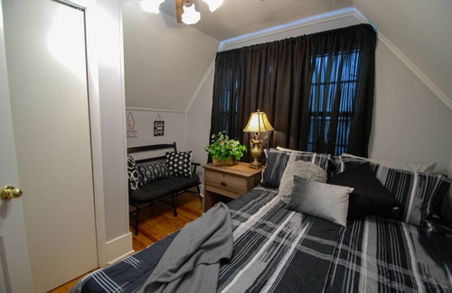 Sapulpa House | Serenity in Sapulpa sleeps 21 - 15 minutes to Tulsa