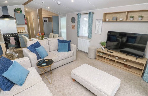 Cowes Cottage | SERENITY, pet friendly, country holiday cottage, with pool in Cowes