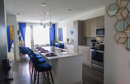 Deerwood Apartment | Serenity Retreat 1BD Lux King in Southeast Jax with Balcony and Lake View